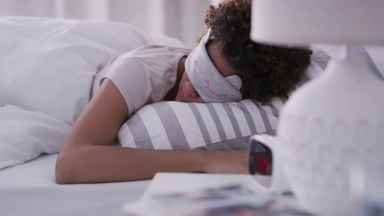 Alt werden im Schlaf: Diese Position im Bett verursacht Falten