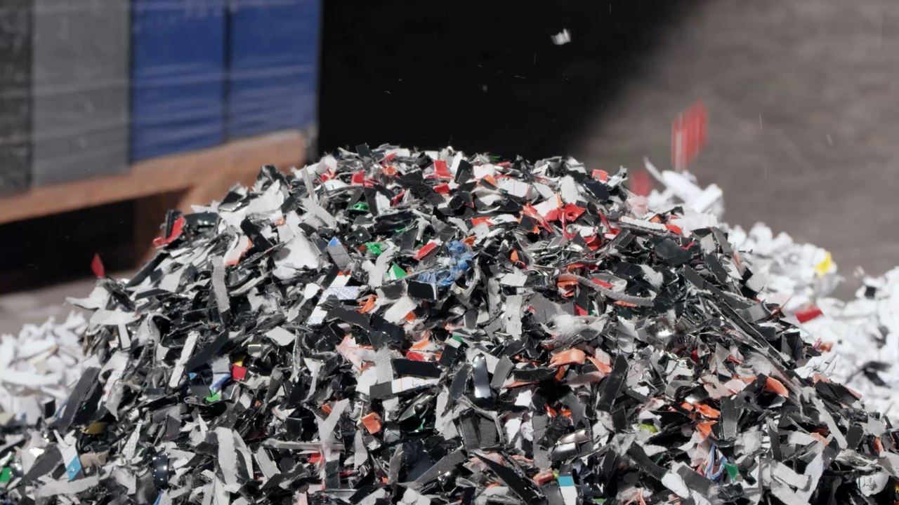 Protestaktion: Greenpeace kippt 625 Kilogramm Plastikmüll vor Boris Johnsons Haustür