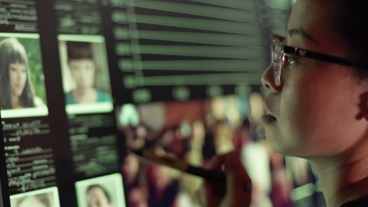 Mann gibt sich als Spion aus, um seine beiden Frauen zu behalten