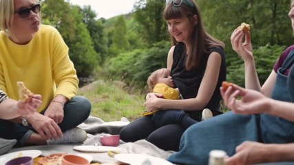 Parlamentsabgeordnete Talíria Petrone stillt Baby während ihrer Rede