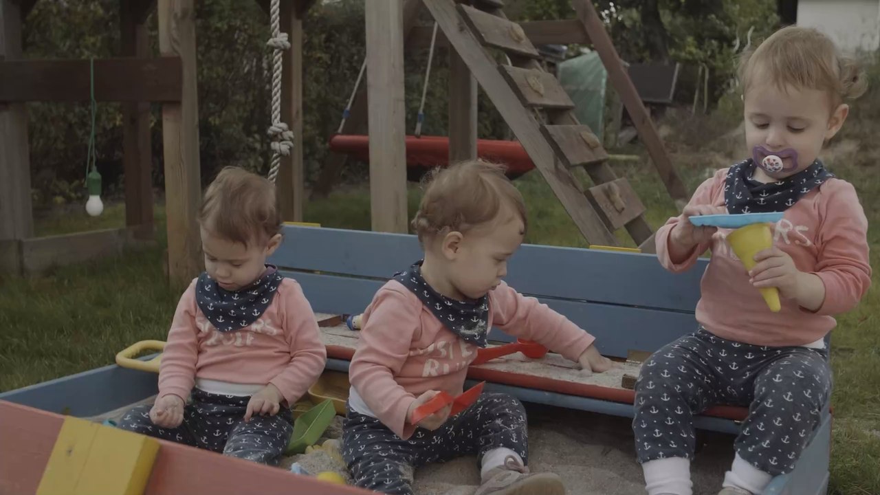 Familie bekommt Drillinge mit 7 Jahren Altersunterschied