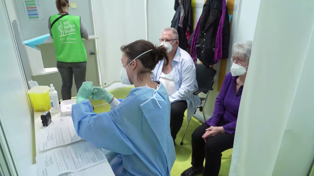 Von Geldprämie bis Currywurst: Darf mein Chef mich für die Corona-Impfung belohnen?