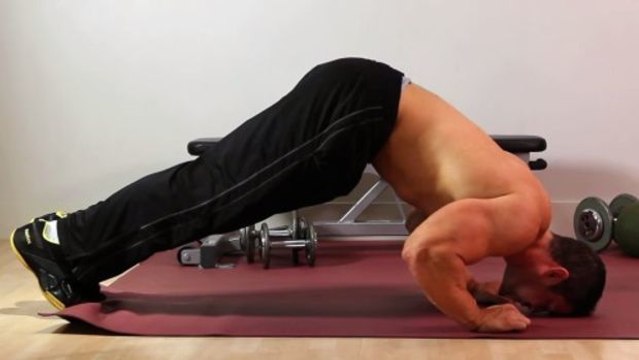 V-Liegestütze: Eine noch effizientere Übung für euren Trizeps!