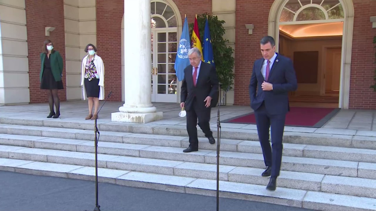 Dieses Foto sagt alles.. In Spanien verspottet man Angela Merkel auf Twitter für diese Geste