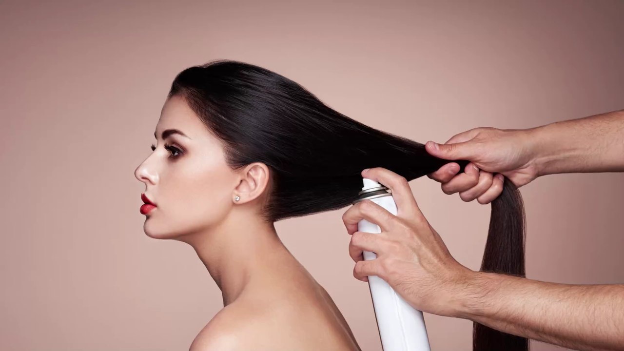 5 Nebenwirkungen von Trockenshampoo, die uns beim Gebrauch bewusst sein sollten