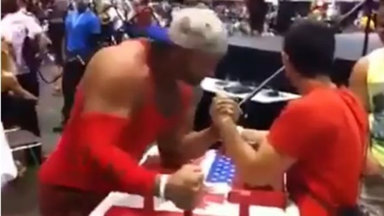 Demütigung! Er blamiert sich beim Armdrücken