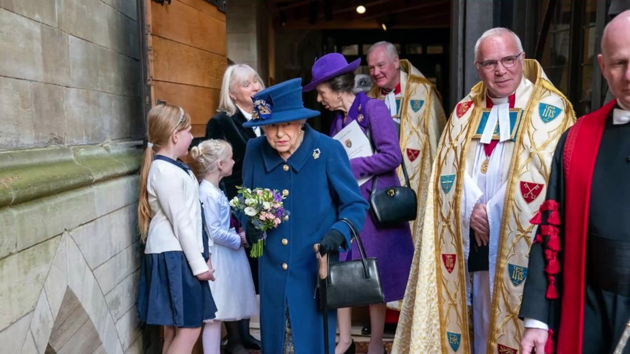 Foto der Queen wirft Fragen auf: Warum geht sie plötzlich mit Gehstock?