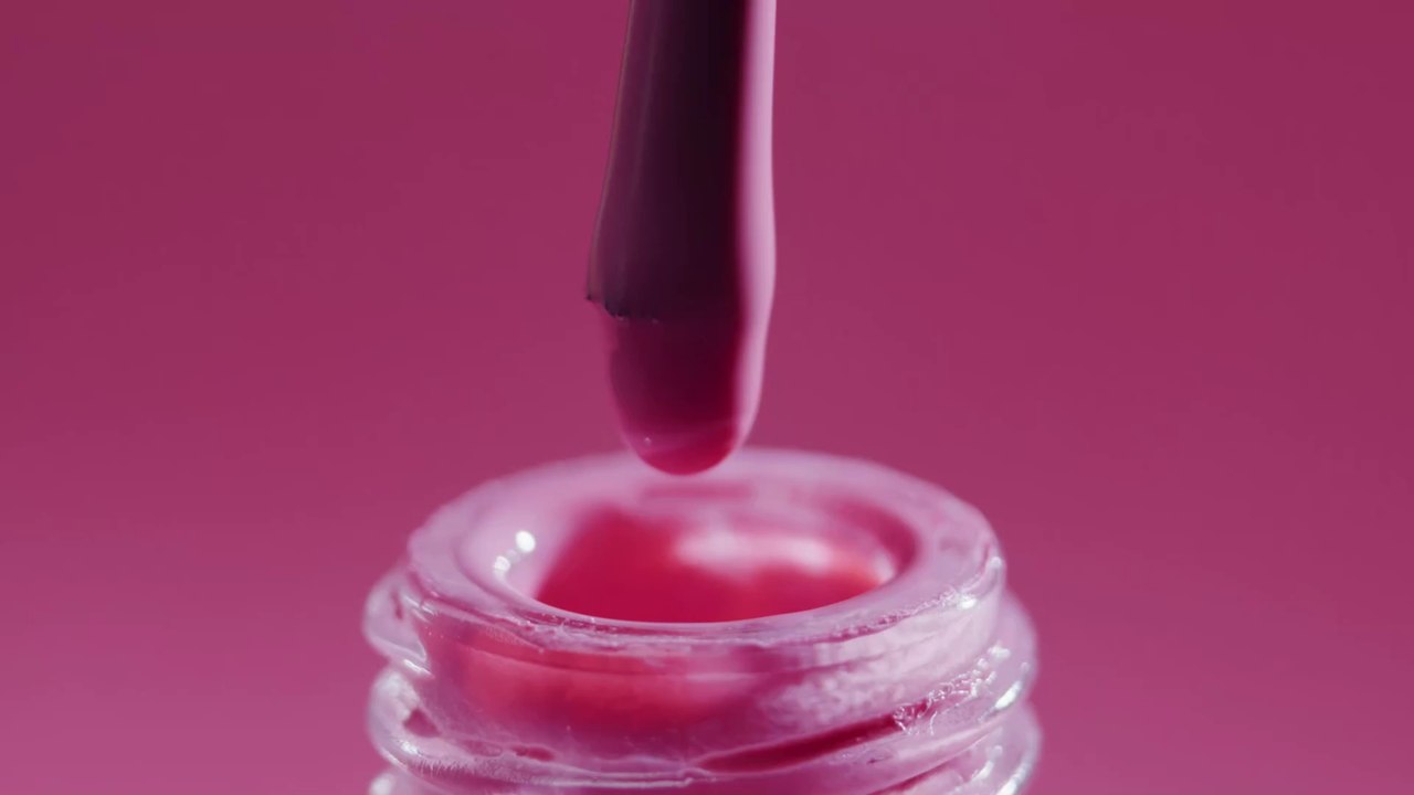 Gerollt, nicht geschüttelt: So ruinierst du deinen Nagellack vor dem Auftragen nicht