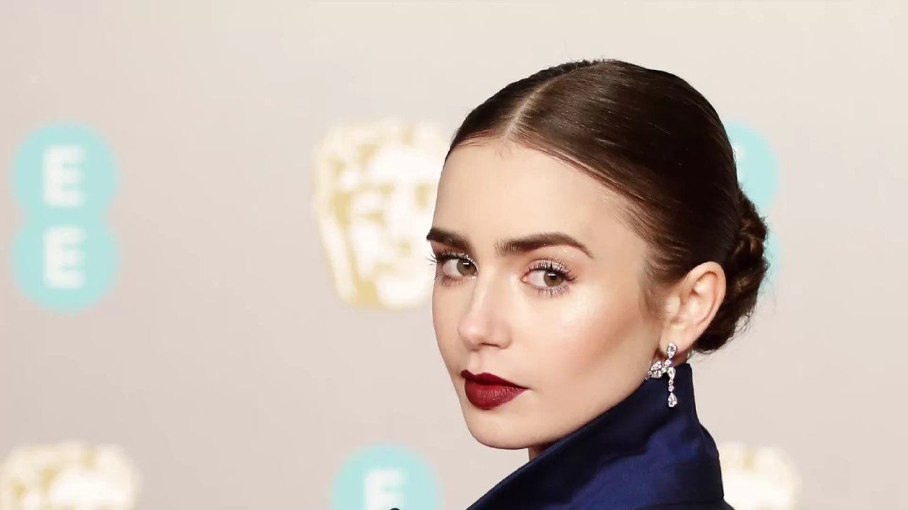 Lily Collins: Darum wehrt sie sich mit Telefon gegen Prinz Charles