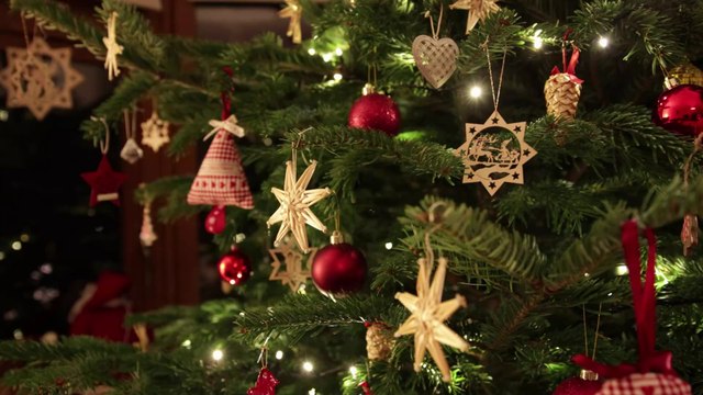 Die Gefahr lauert im Tannenbaum: Das Weihnachtsbaumsyndrom macht urplötzlich krank
