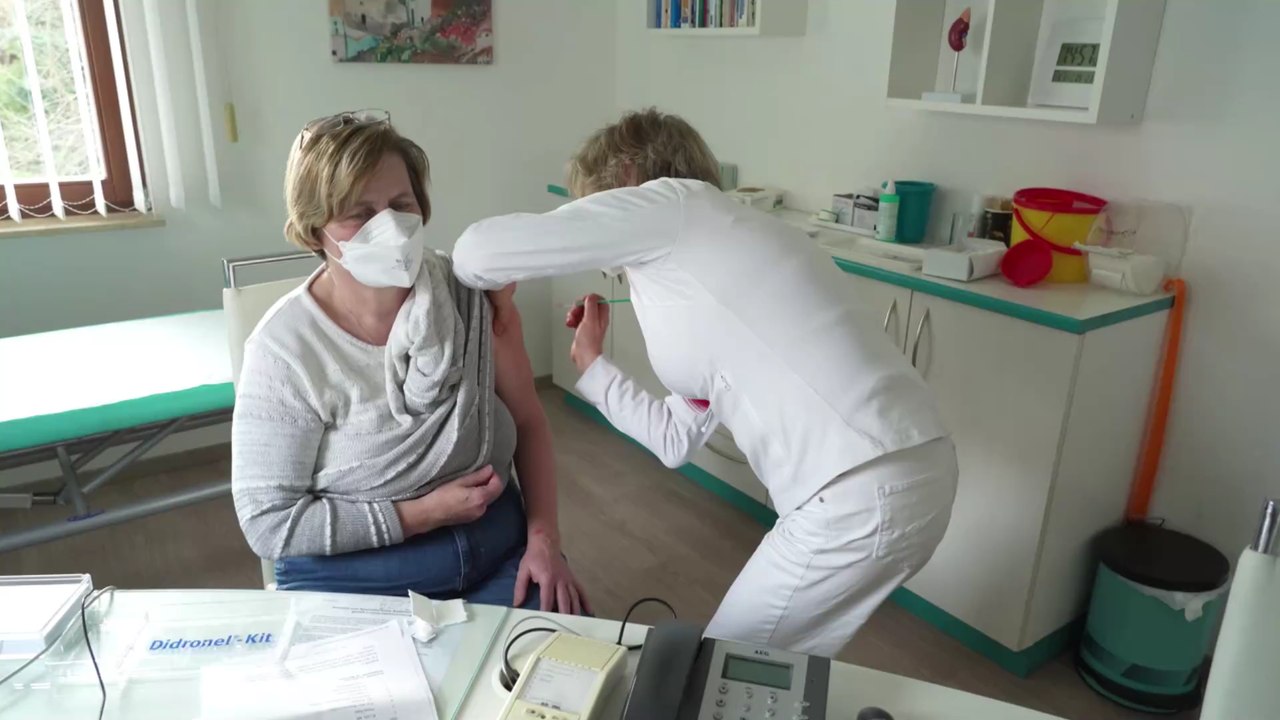 AstraZeneca-Impfstoff: Wissenschaftler:innen wissen endlich, was die Blutgerinnsel auslöst