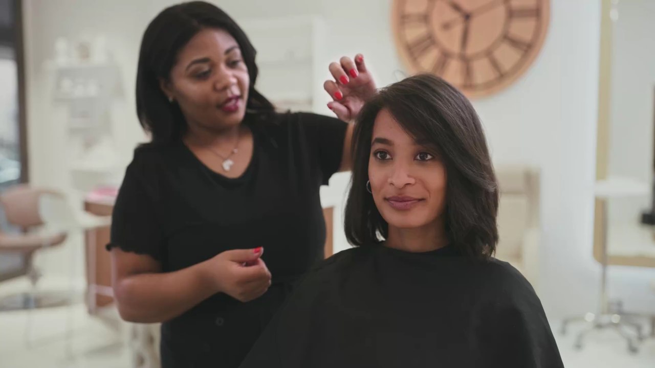 Haarewaschen vor dem Friseurtermin: Besser quietschsauber oder mit fettigem Ansatz erscheinen?