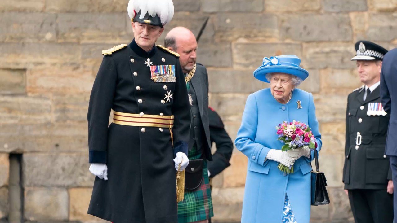 Royals: Queen Elizabeth will Prinz William das Fliegen verbieten!