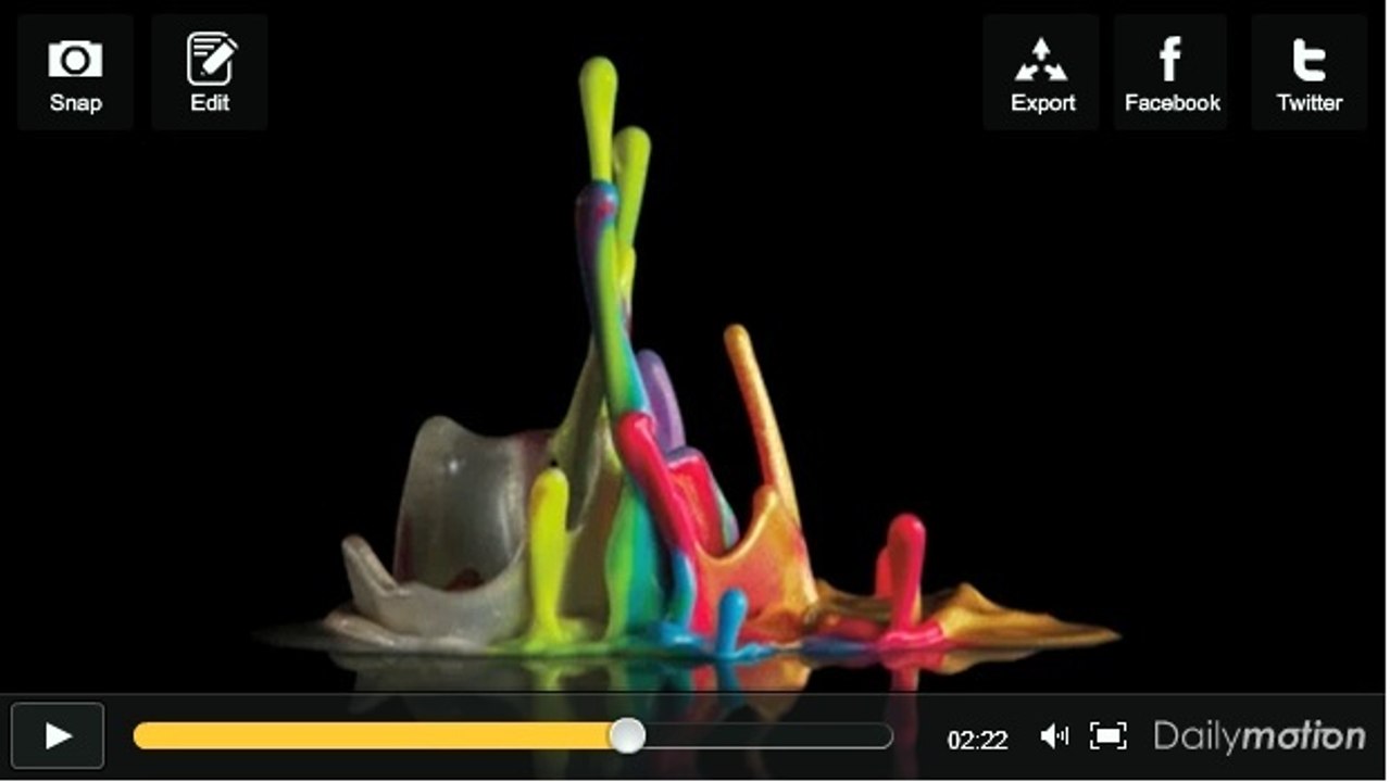 Des gouttes de peinture en mouvement sous l’effet du son