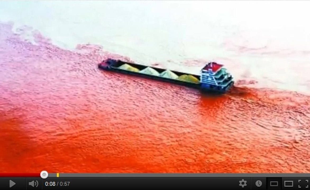 Chine : la rivière Yangtze a viré au rouge