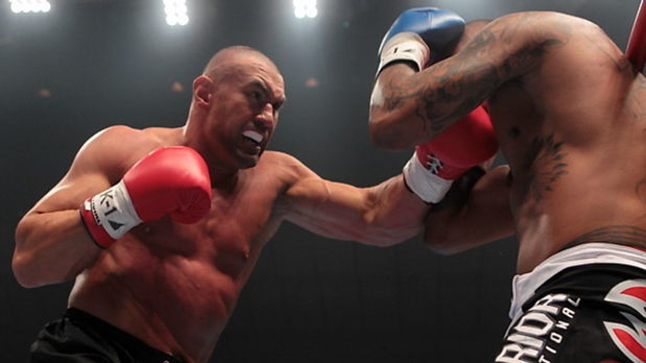 Jerome Le Banner schmettert seinen Gegner mit einer gewaltigen Rechten zu Boden!