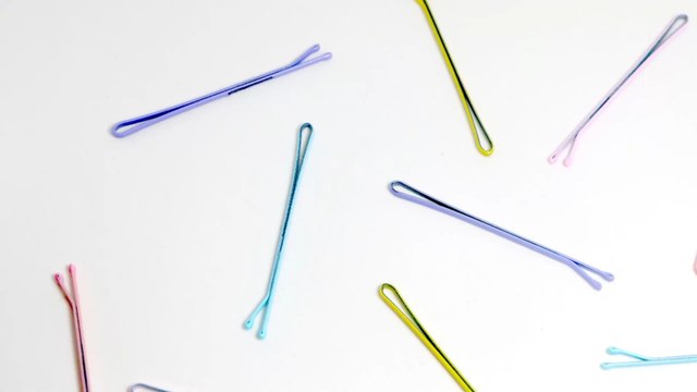 Junge Frau macht den Deals ihres Lebens: Sie tauscht eine Haarklammer gegen ein Haus