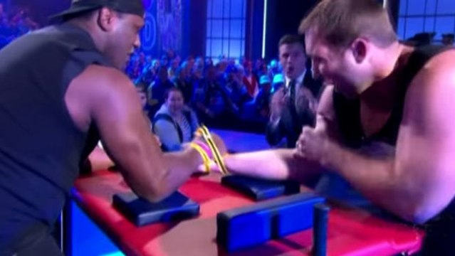 Nichts für schwache Nerven! Ben Ross verletzt sich schrecklich beim Armdrücken