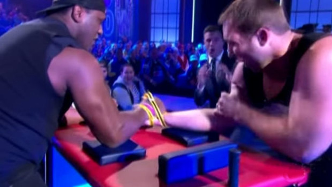 Nichts für schwache Nerven! Ben Ross verletzt sich schrecklich beim Armdrücken