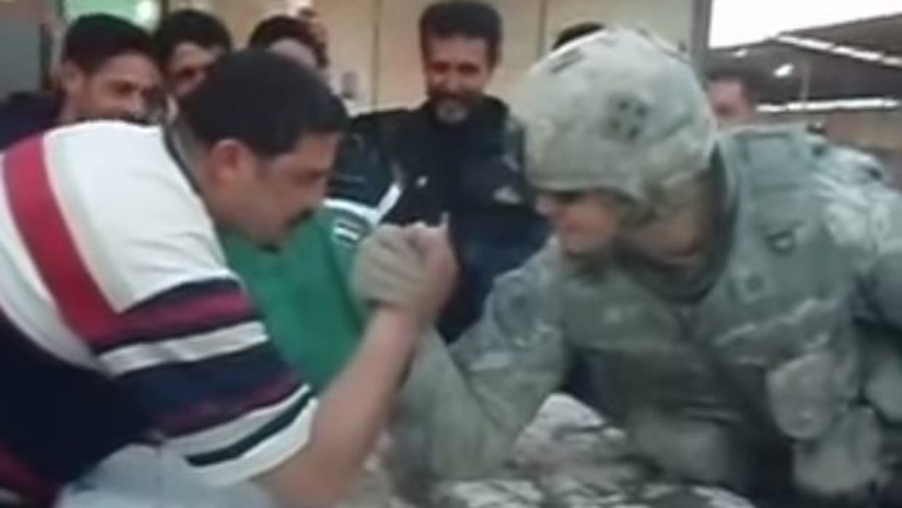 Ein Iraker fordert einen US-Soldaten im Armdrücken heraus