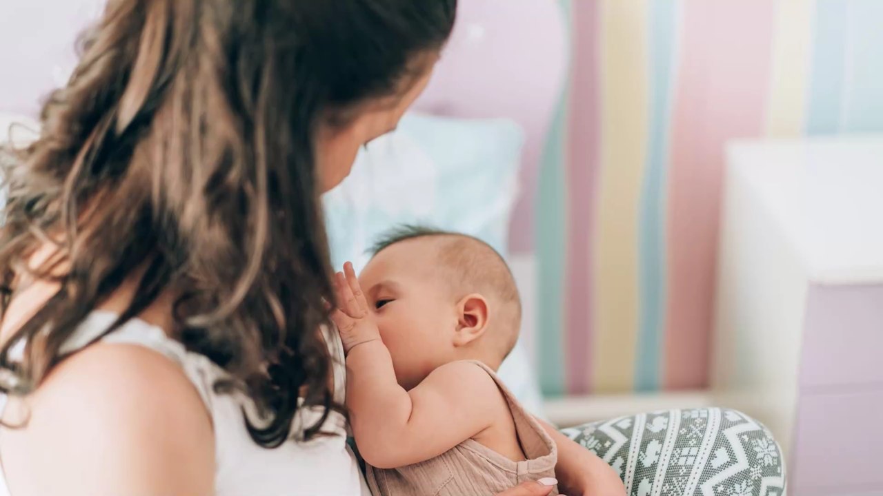 Covid-19: Mutter entdeckt nach positivem Test eine seltsame Veränderung der Muttermilch