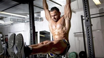 Bauchmuskeln: 7 Übungen für die Klimmzugstange