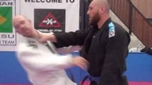 Dieser Judo Trainer dreht durch und attackiert einen Schüler