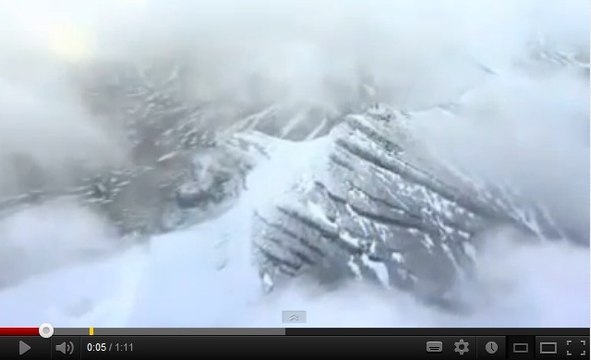 Eruption volcanique : le Mont Tongariro, volcan en Nouvelle Zélande crache des cendres