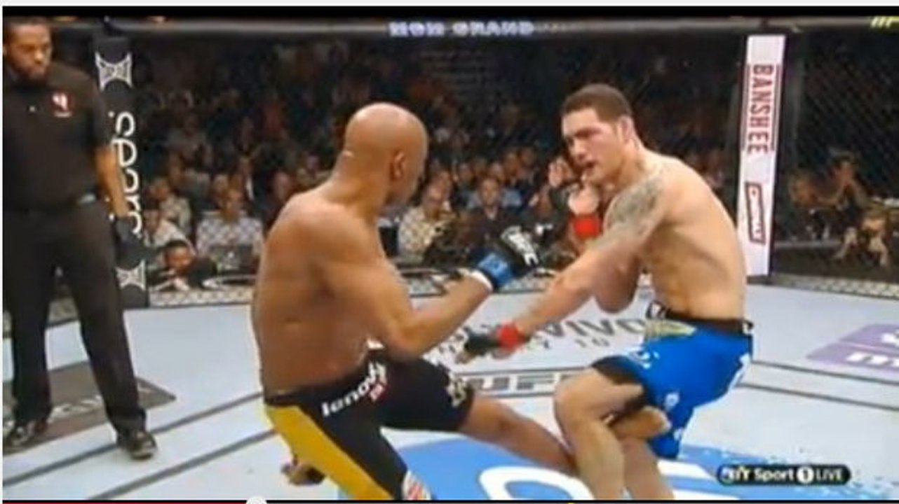 UFC: Anderson Silva bricht sich das Bein entzwei als er Chris Weidman einen Fußtritt verpasst