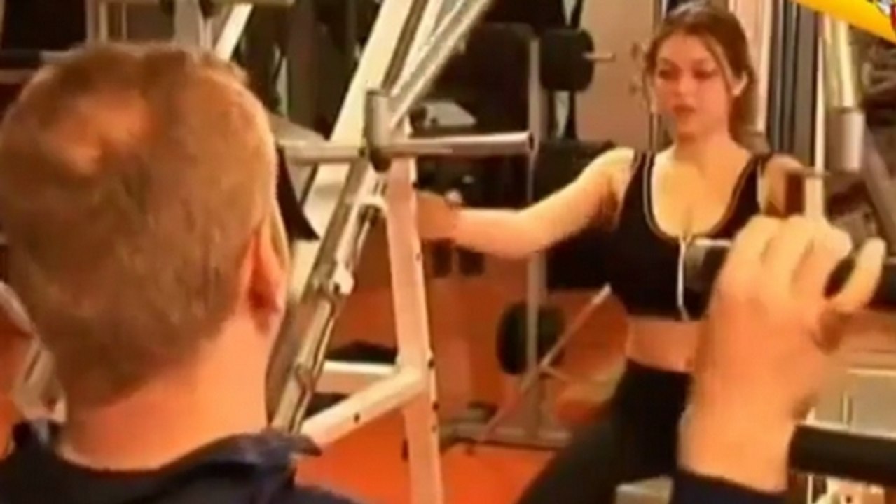 Mitten in einem Fitnessstudio verliert diese Frau ihren BH. Seht die Reaktionen der Männer an!