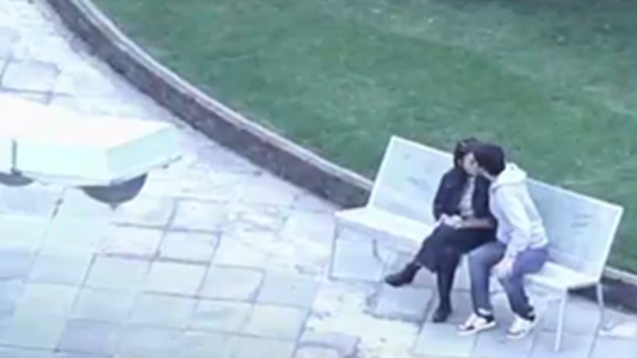 Hätten sie gewusst, dass eine Überwachungskamera sie filmt...