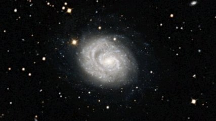 Le Très Grand Télescope de l'ESO met en lumière NGC 1637, une galaxie spirale illuminée par une supernova