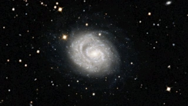 Le Très Grand Télescope de l'ESO met en lumière NGC 1637, une galaxie spirale illuminée par une supernova