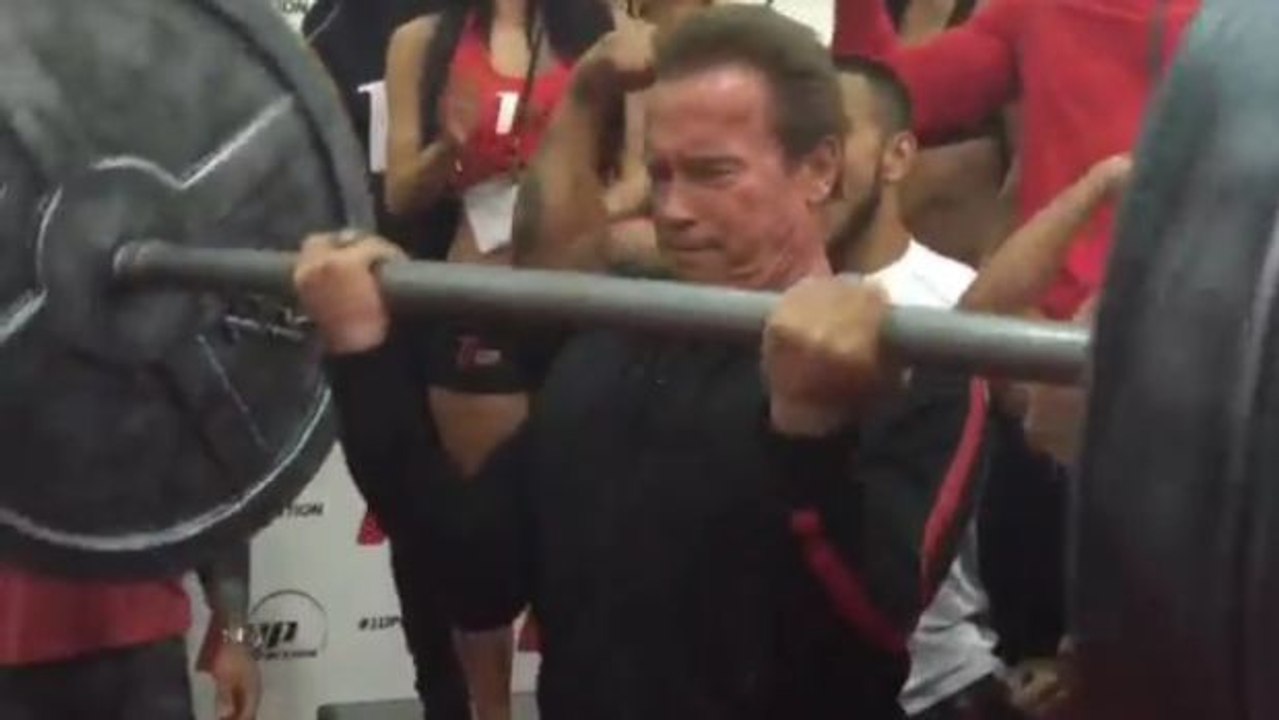Schafft es Arnold Schwarzenegger trotz 68 Jahren 226 kg zu stemmen?