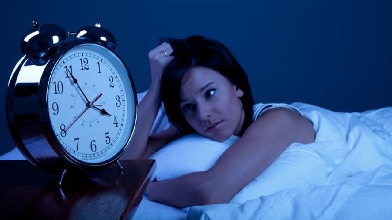 Wie schafft man es schneller einzuschlafen? Seht euch die gemäß einer Studie unfehlbare Technik in diesem Video an.