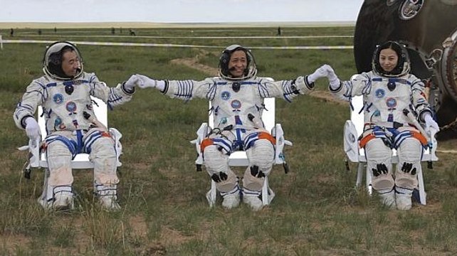Les trois astronautes chinois et leur capsule Shenzhou X sont revenus sur Terre
