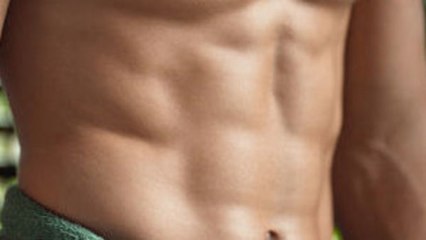 Hier drei der besten Bauchmuskel-Übungen an einer Klimmzugstange