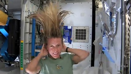 Comment laver ses cheveux longs dans l'espace ? Réponse en vidéo !