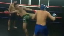 Er fordert einen Thaibox Trainer heraus, rechnet aber nicht mit einer derartigen Niederlage!
