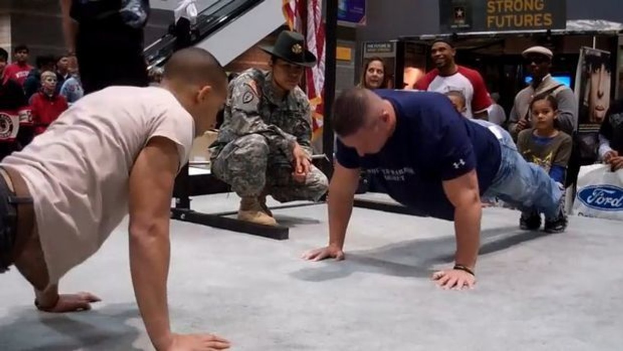 Ein unfassbarer Liegestütz-Wettbewerb zwischen zwei Marines: Wer siegt?