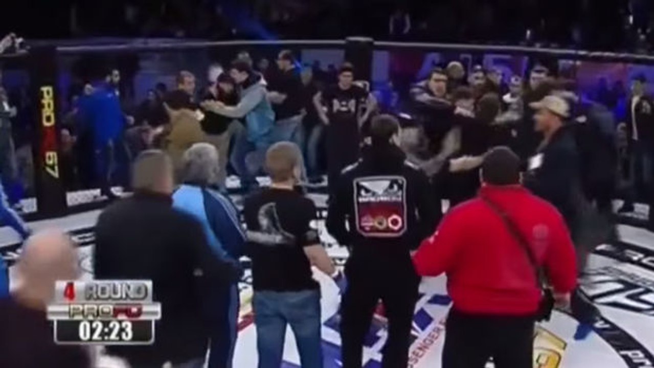 Ein MMA-Kampf endet in einer allgemeinen Schlägerei