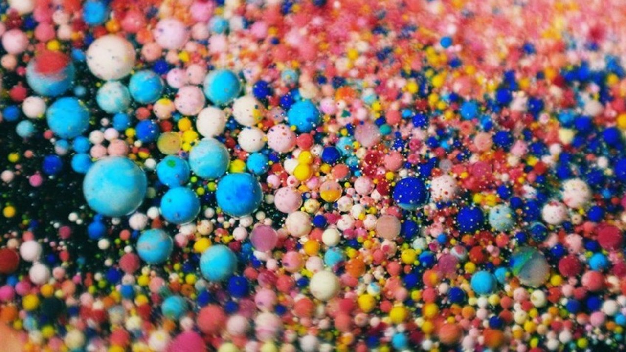 Les étonnantes interactions psychédéliques entre de l’huile, du savon et des encres colorées