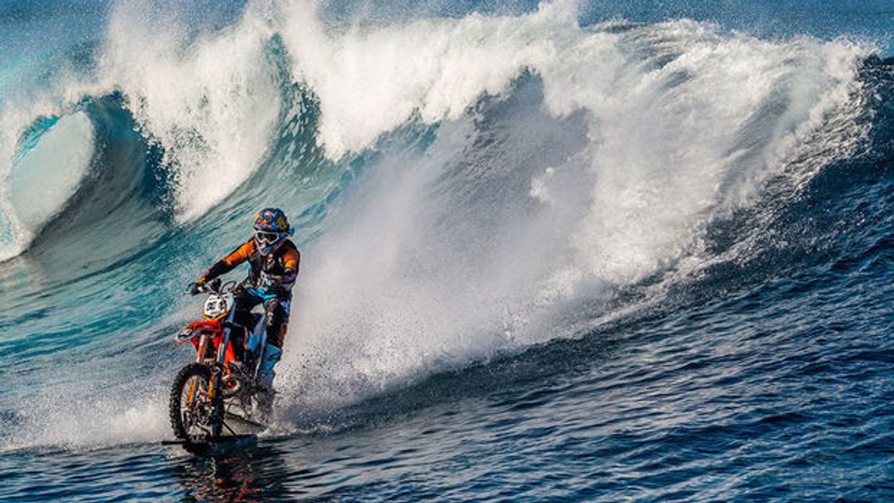 Robbie maddison beim surfen... und zwar mit seinem motorrad!