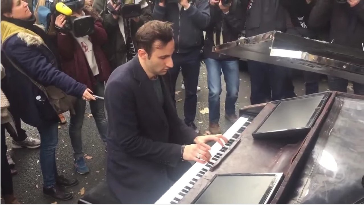 Attentat in Paris - Bataclan: Ein deutscher Pianist spielt 'Imagine' von John Lennon in Gedenken an die Opfer