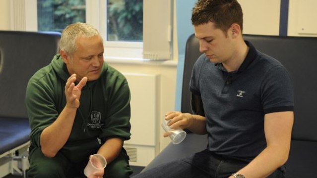 Ce soldat britannique contrôle sa prothèse de bras avec sa pensée