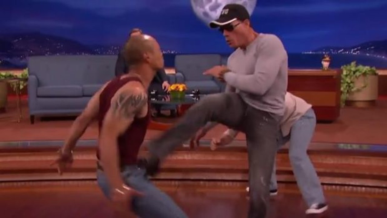Jean-claude van damme stellt seine legendäre szene aus „kickboxer“ nach