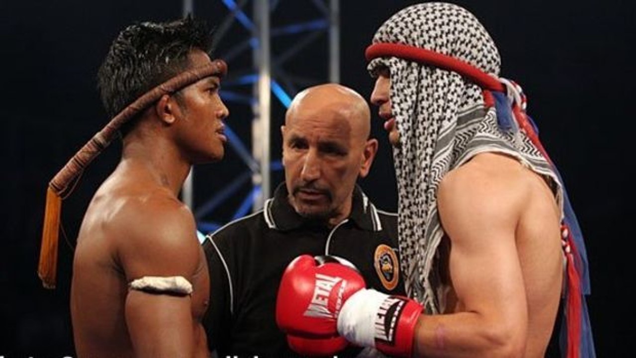 Buakaw Banchamek unterhält das Publikum, indem er Youssef Boughanem dominiert