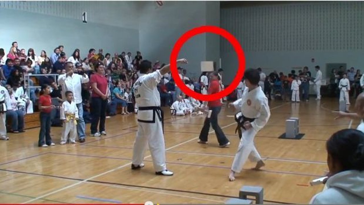 Taekwondo: Er verletzt ein Mädchen, als er ein Holzbrett zerbrechen will