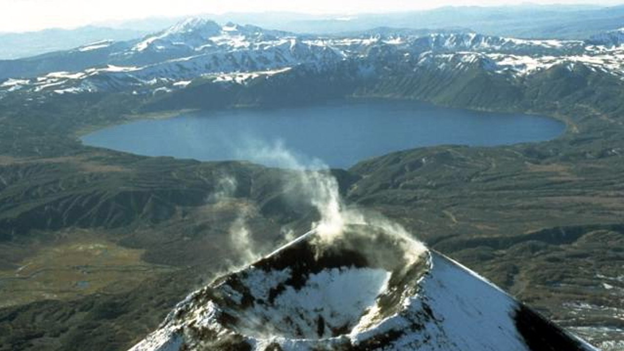 Lac Karymsky : quand une éruption volcanique crée un lac acide mortel en Russie