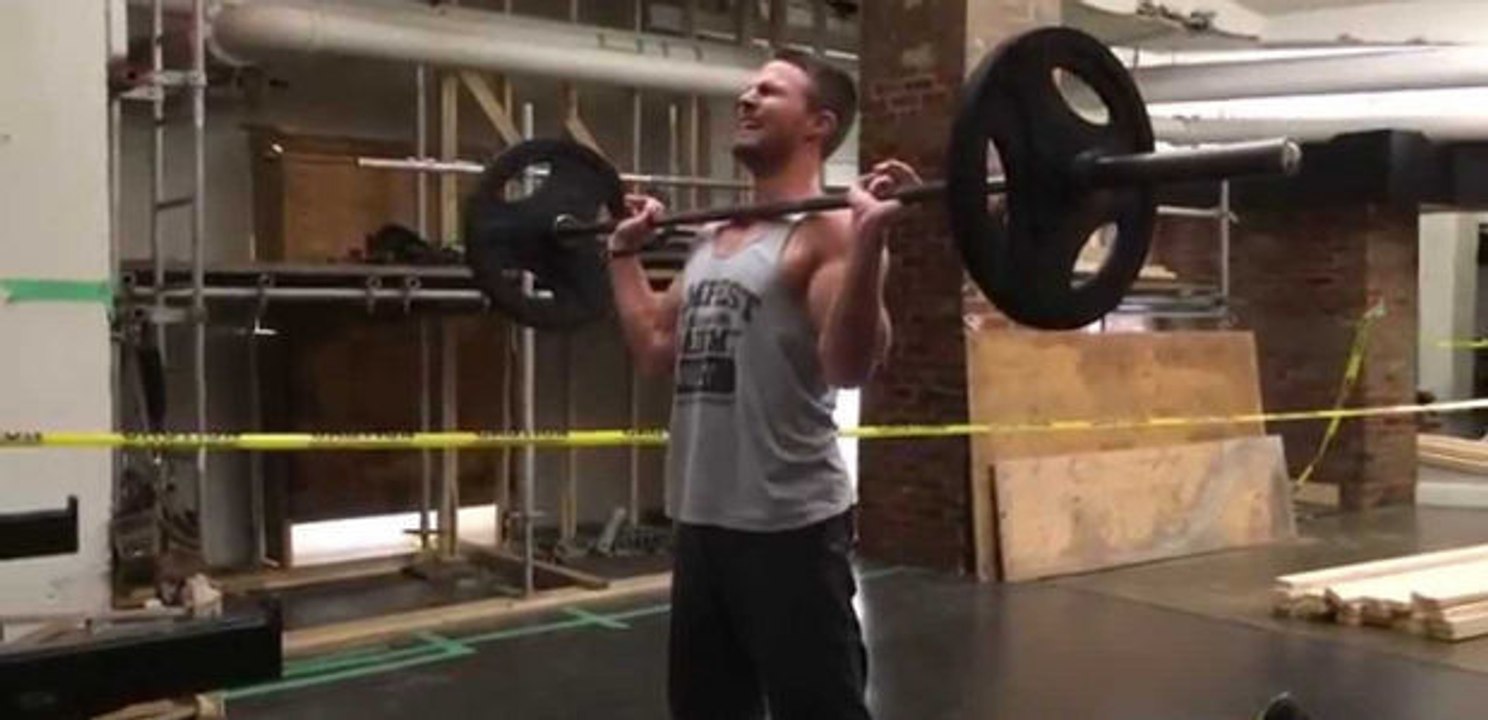 Training: arrow-schauspieler mit einem heldenhaften hammerprogramm